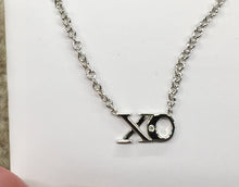 Cargar imagen en el visor de la galería, Silver Hugs And Kiss Diamond Necklace