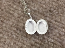 Cargar imagen en el visor de la galería, Silver Locket Oval With 18 Inch Rope Chain Engravable